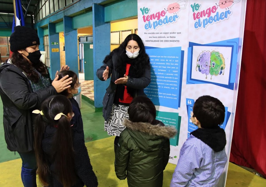 ¿Cómo funciona tú cerebro? Niños y niñas de Laja participan de exposición itinerante de Fundación CMPC
