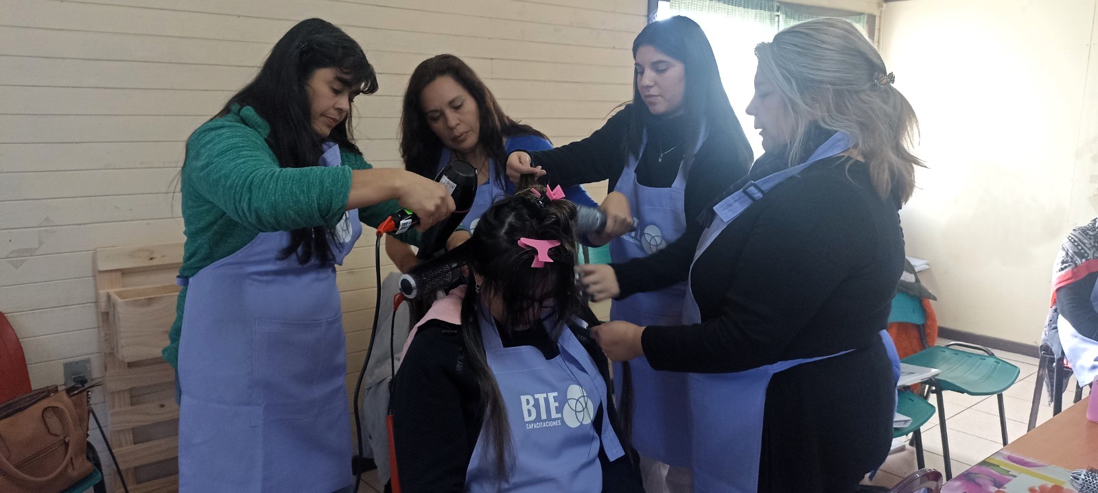 Mujeres de Tucapel se reinventan en taller de peluquería