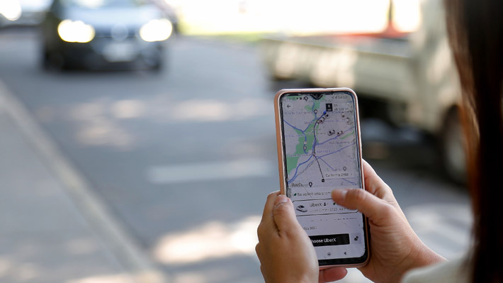 "Bochornosa incompetencia": Parlamentarios critican al Gobierno por retraso en la implementación de Ley Uber  