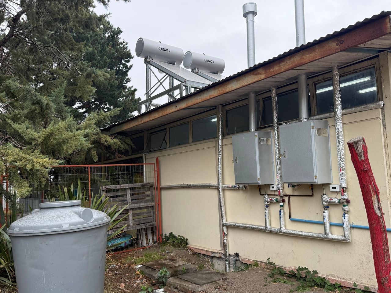 Escuela rural de Los Ángeles mejora su calidad educativa con moderno sistema solar térmico impulsado por el Ministerio de Energía