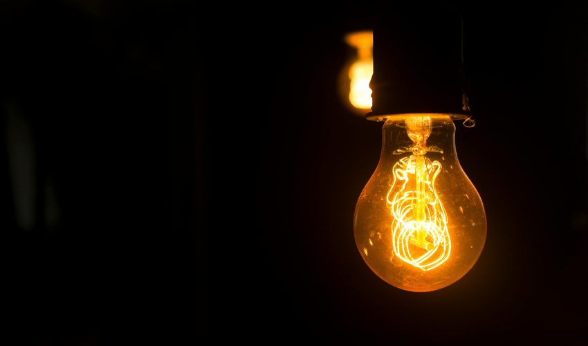 "Son tarifas usureras": Piden medidas para frenar alza de cuentas de la luz