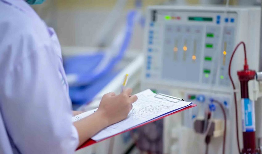 Falta de mantención de infraestructura y mobiliario clínico: Salud inició 13 sumarios a centros de diálisis