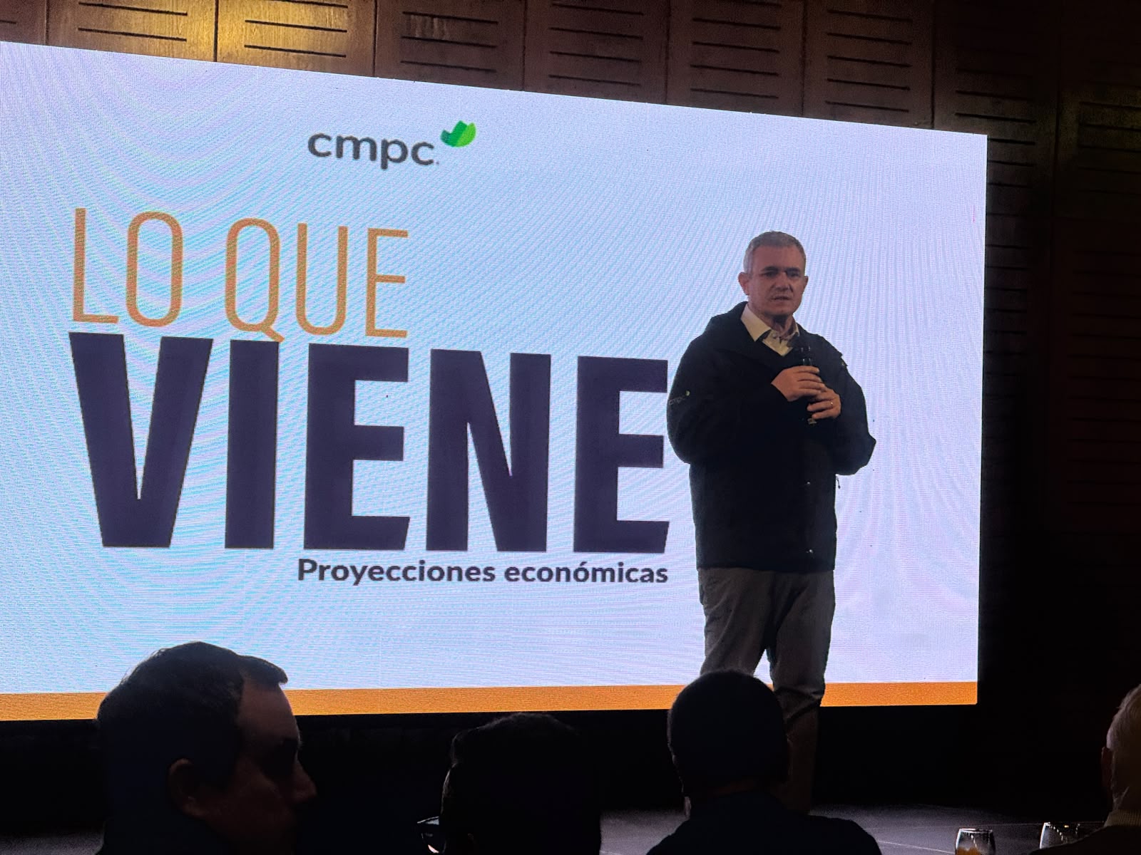 CMPC reúne a expertos para analizar los desafíos económicos y políticos de Chile