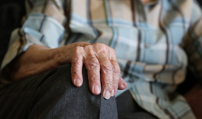 Proponen régimen de visitas para mayores de 65 años: multas a familiares podrían llegar a las 10 UTM