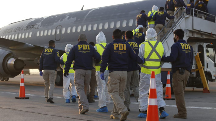 Gobierno concreta primer vuelo de expulsión: 40 migrantes irregulares fueron deportados a Bolivia, Ecuador y Colombia