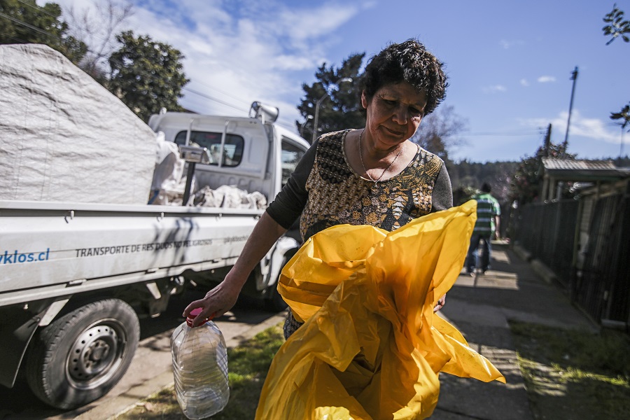 María Campos, vecina beneficiada por ‘Comuna sin Basura’: “En nuestra población se ve muy poca basura tirada porque ahora todos reciclan”