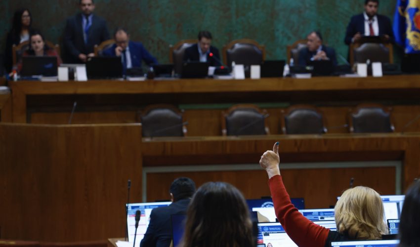 Cámara aprueba informe que revela graves fallas en respuesta a emergencias por parte de empresas eléctricas y sanitarias