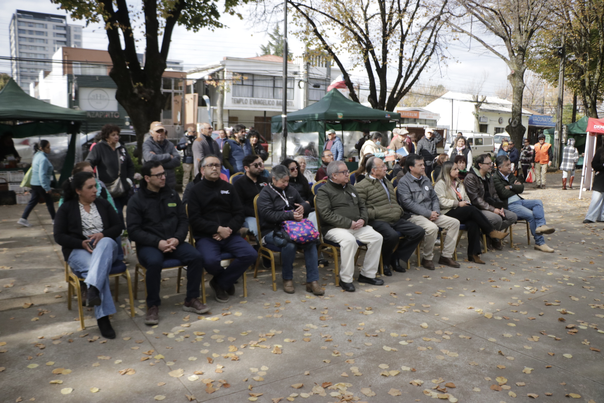 Municipalidad de Los Ángeles reconoce a emprendedores, artesanos y agricultores en emotiva celebración en Plaza Pinto