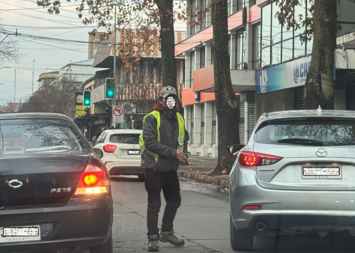 De día «cuidadores», de noche delincuentes: El doble filo de los acomodadores de autos en el centro
