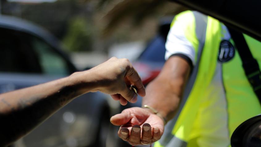 "Recuperar calles": Proyecto impone cárcel o multa a cuidadores de autos ilegales