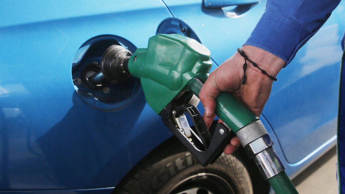 Combustibles volverían a subir esta semana: Proyectan alzas de hasta $38 por litro