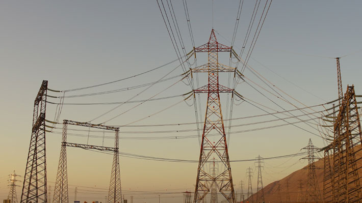 Gigante china busca tomar el control de Transelec, la mayor empresa de transmisión eléctrica de Chile  