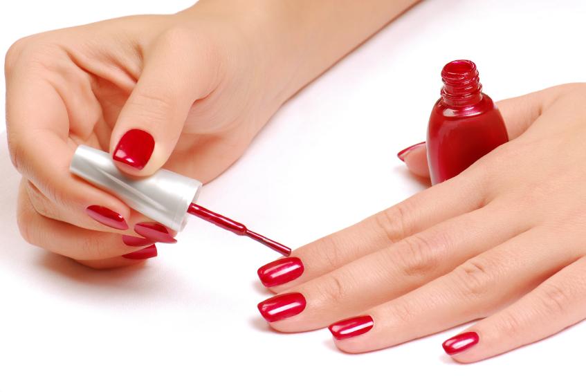 Tienen ingrediente prohibido: ISP ordena retirar del mercado estos 10 esmaltes de uñas vendidos en Chile