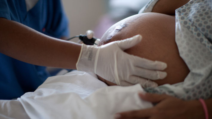 Una mujer muere cada una semana en Chile por causas asociadas al parto: "No da lo mismo dónde y cuándo nacer" 