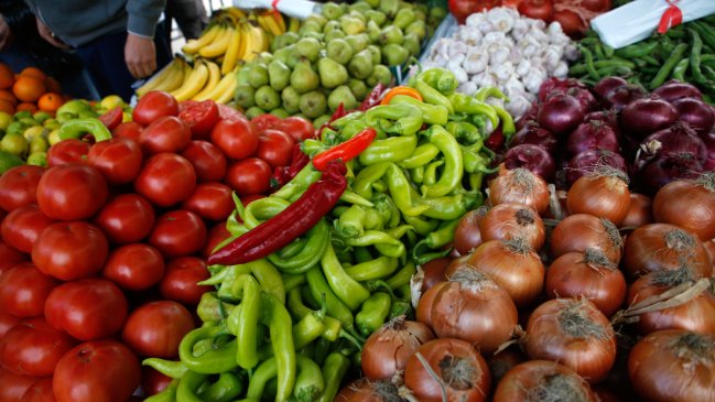 Municipios y ferias libres lanzan "canasta económica" para afrontar el costo de la vida