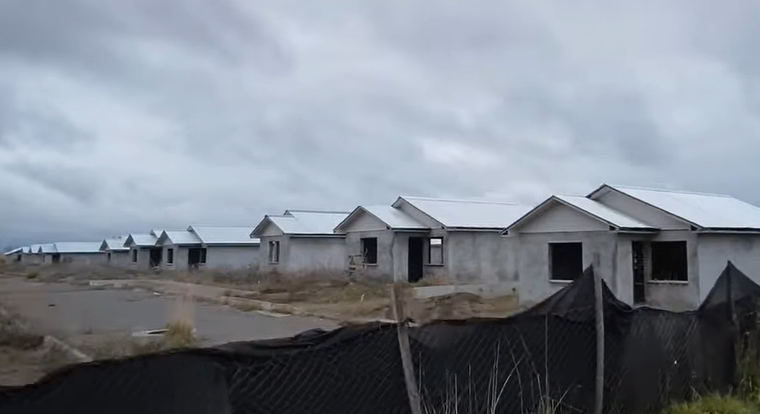 Autoridades comprometen soluciones a proyecto habitacional inconcluso en Quilleco  