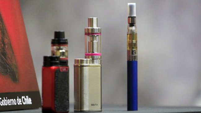 "Potencialmente adictivos": Ley que regula vapeadores entra en vigor 