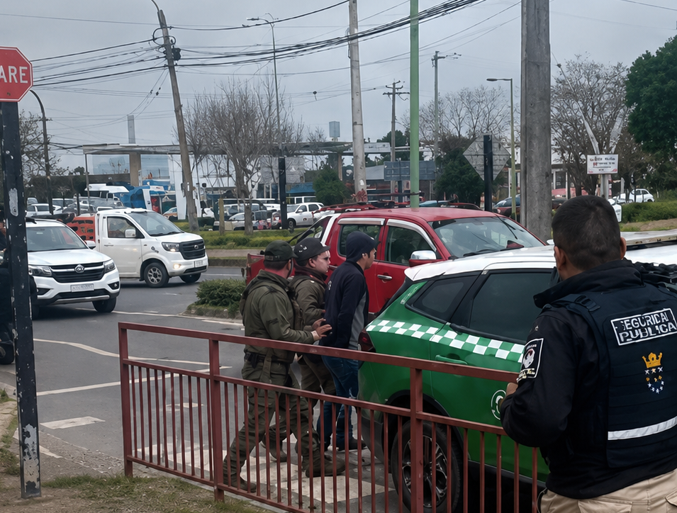 Detienen a sujeto con orden vigente tras ser retenido por comerciante en Los Ángeles