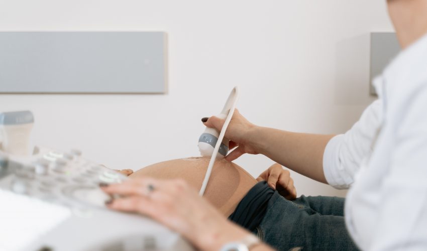 Ministerios de la Mujer y Salud evitan resferirse a polémico proyecto “Escucha su corazón”