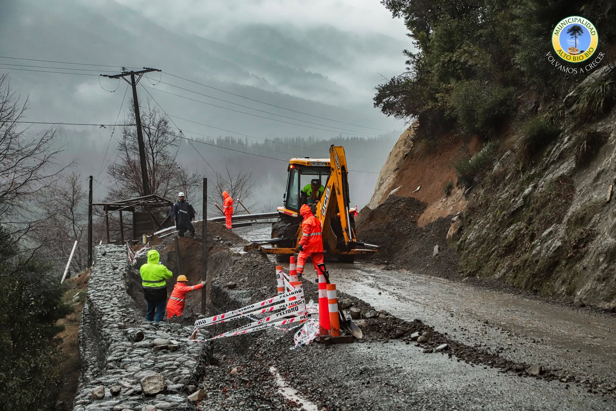 Avanzan los trabajos de reparación en la Ruta Ribera del Río Queuco, sector Pitril