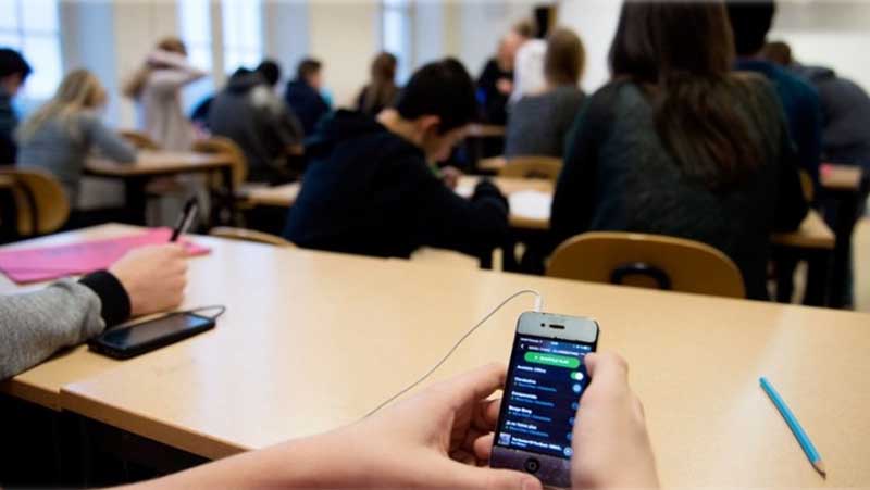 Senadores llaman a aprobar proyecto para prohibir uso de celulares en colegios: Se votará mañana en sala  