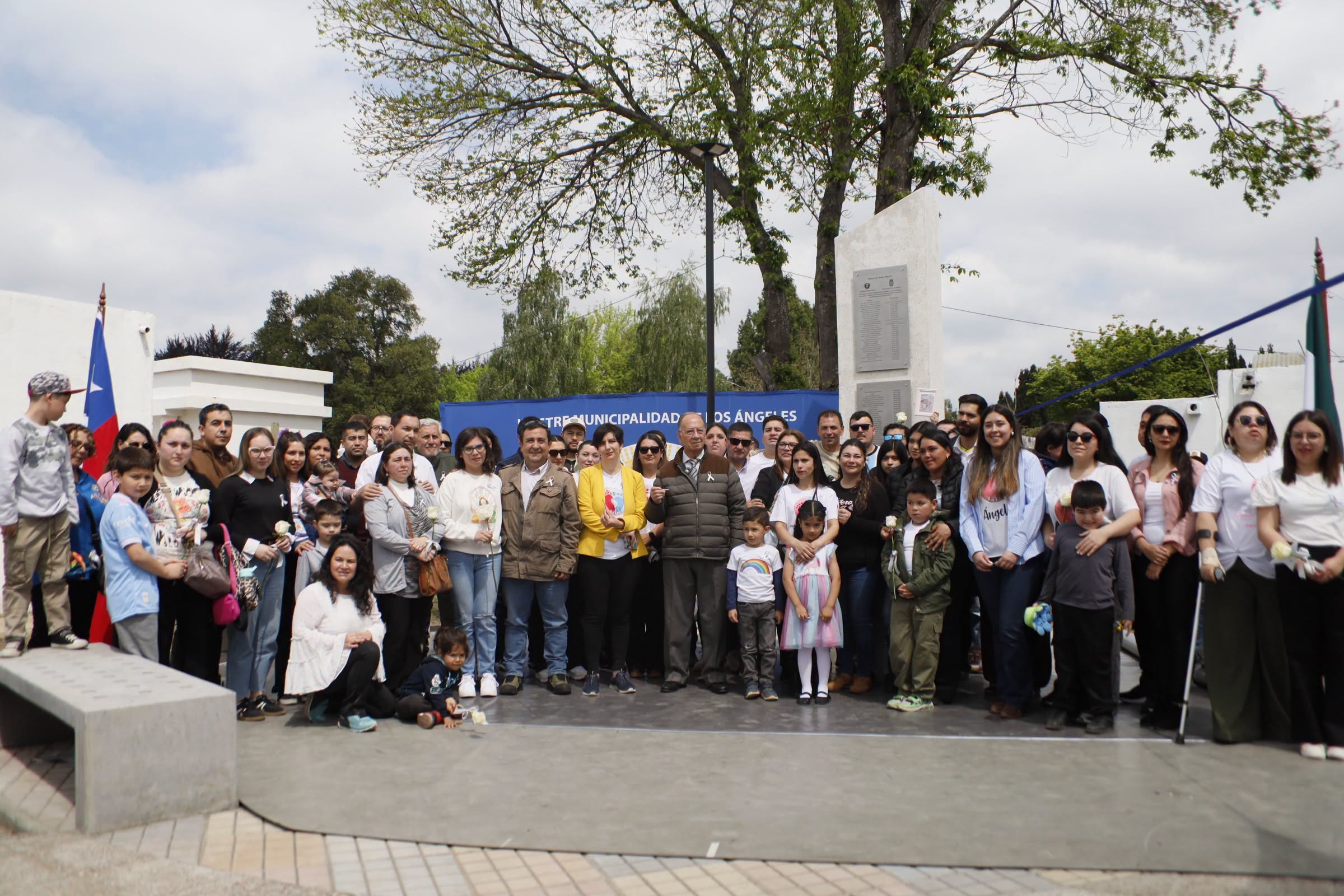 Emotiva inauguración del Memorial “Amor eterno” en Los Ángeles: un refugio para honrar el amor de las “Mamitas Estrella”
