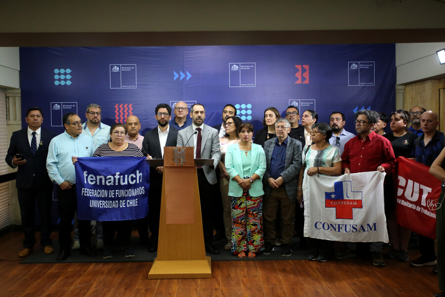 Gobierno y funcionarios estatales firman reajuste salarial y Grau minimiza rechazo de la ANEF: "Es normal"  