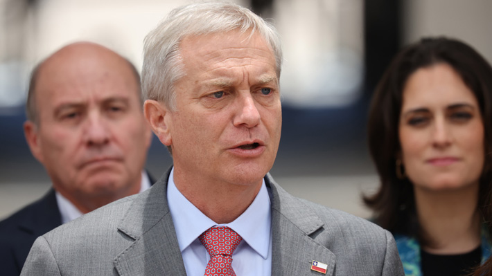 Kast adelanta proyecto que castiga a quienes reciben beneficios públicos si son sorprendidos rompiendo bienes estatales  