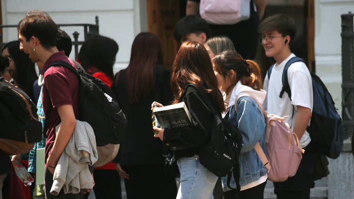 Admisión 2026: Seleccionados en pedagogía caen un 17,5% y aumentan mujeres en carreras científicas  