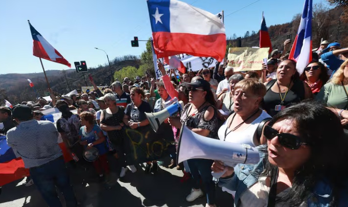Vecinos protestan por lenta reconstrucción tras incendios en Penco