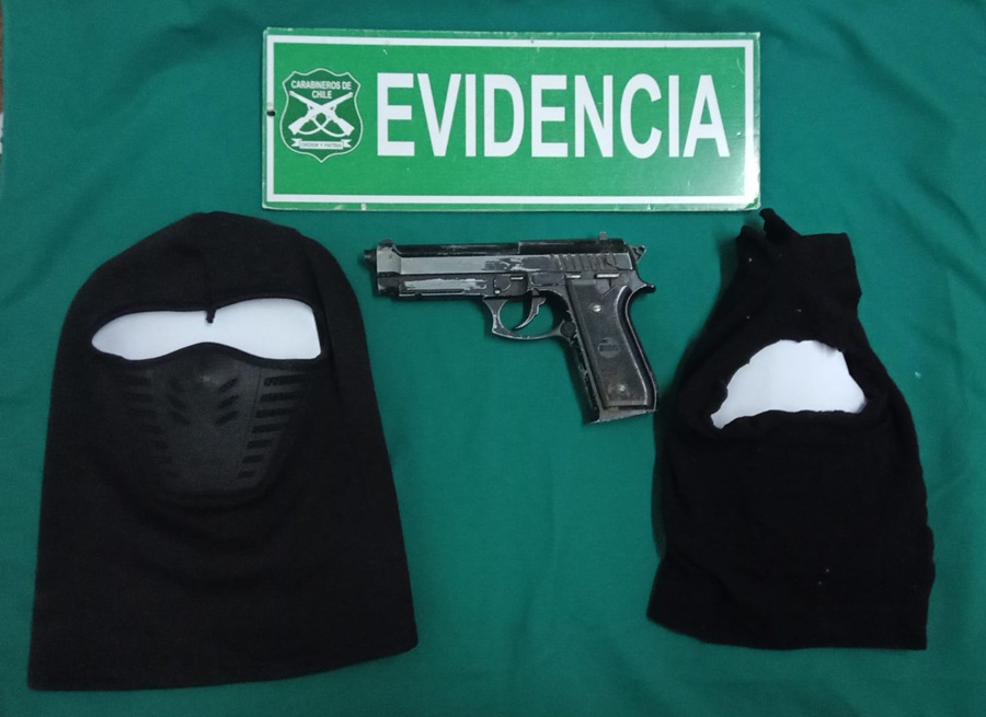 Policial: Tres detenidos tras violento asalto a planta de revisión técnica en Los Ángeles