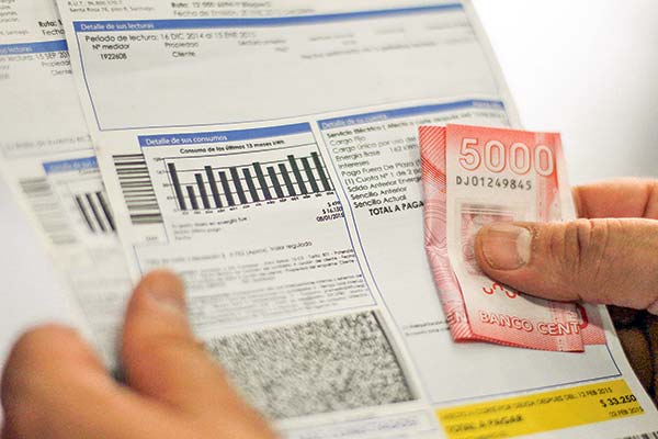 Cuentas de la luz: Gobierno anuncia que impulsará en 2025 una ley corta para devolver sobre-cobros “antes y en una sola cuota”