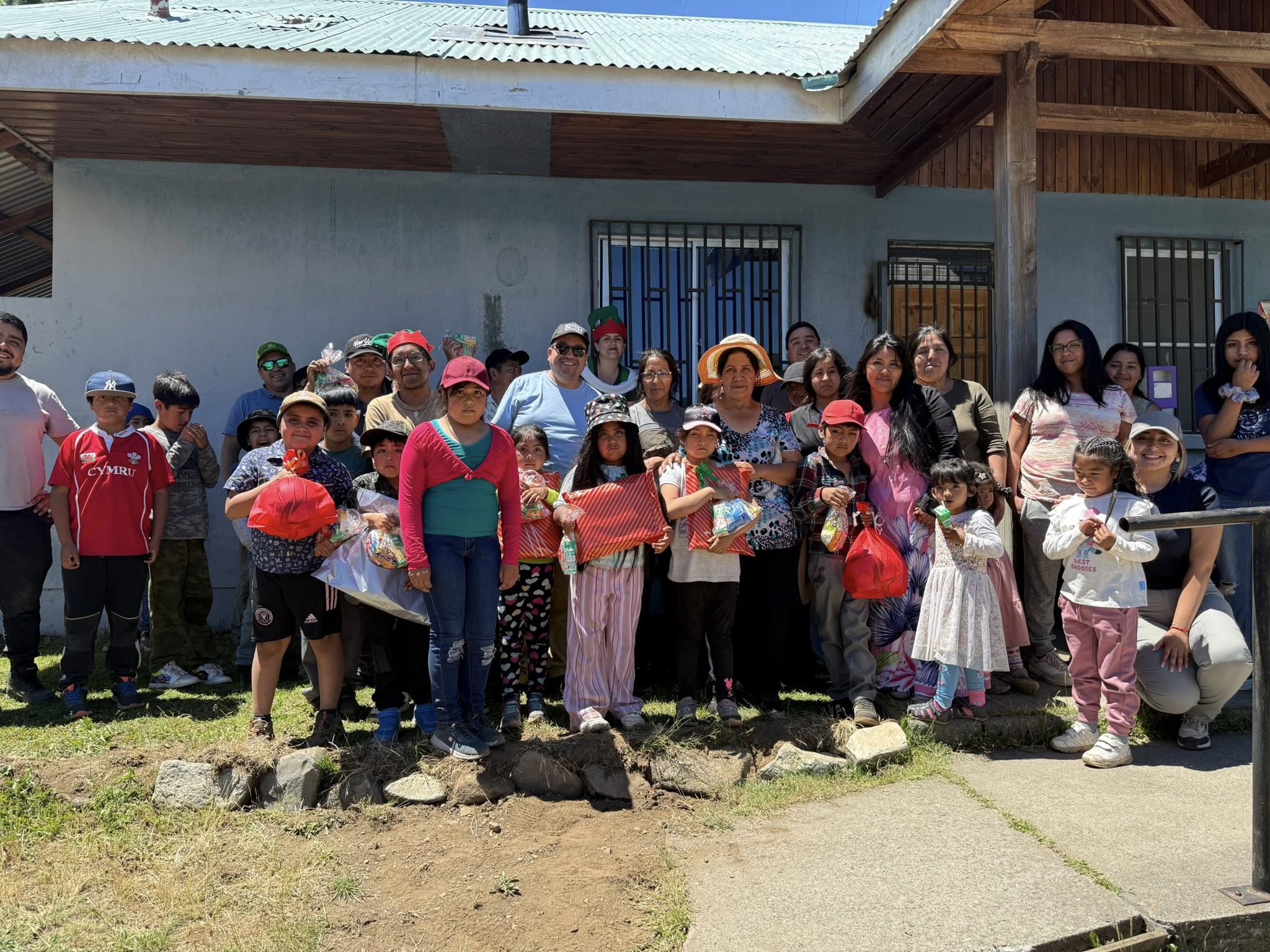 Municipio de Alto Biobío lleva alegría navideña a niños y niñas de la ribera del río Queuco