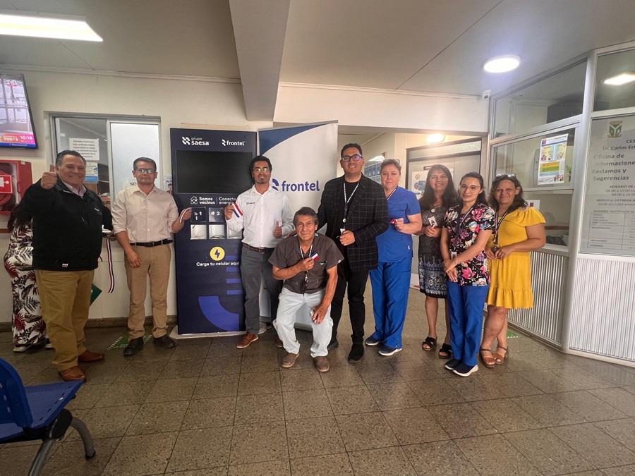 Frontel inauguró tótem de carga para celulares en centro de salud de San Rosendo