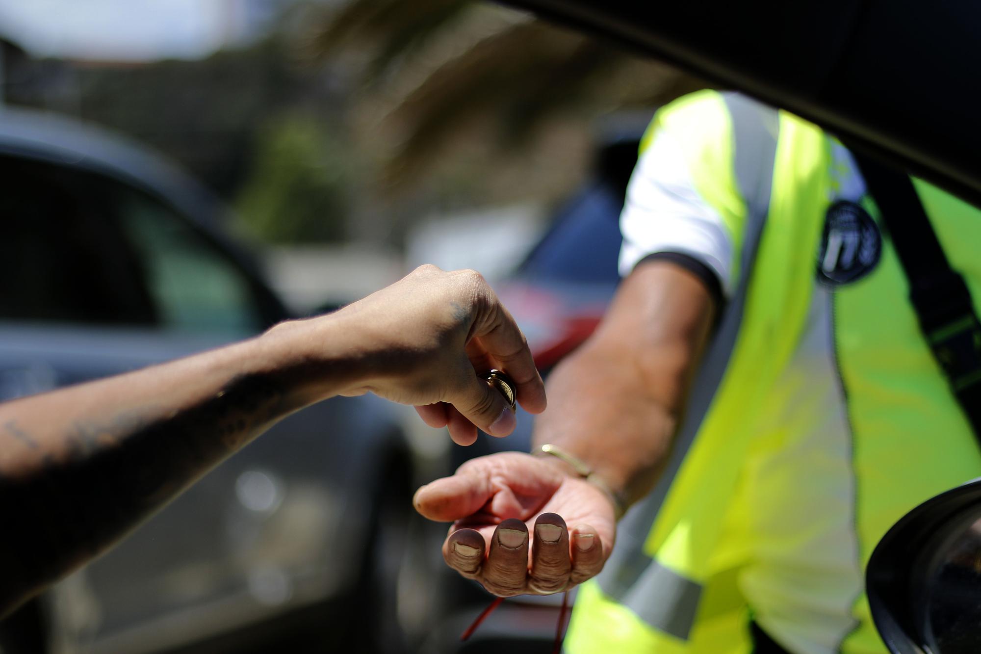 Senado impulsa dos proyectos para sancionar con cárcel y multas a cuidadores de autos y limpiaparabrisas sin autorización municipal