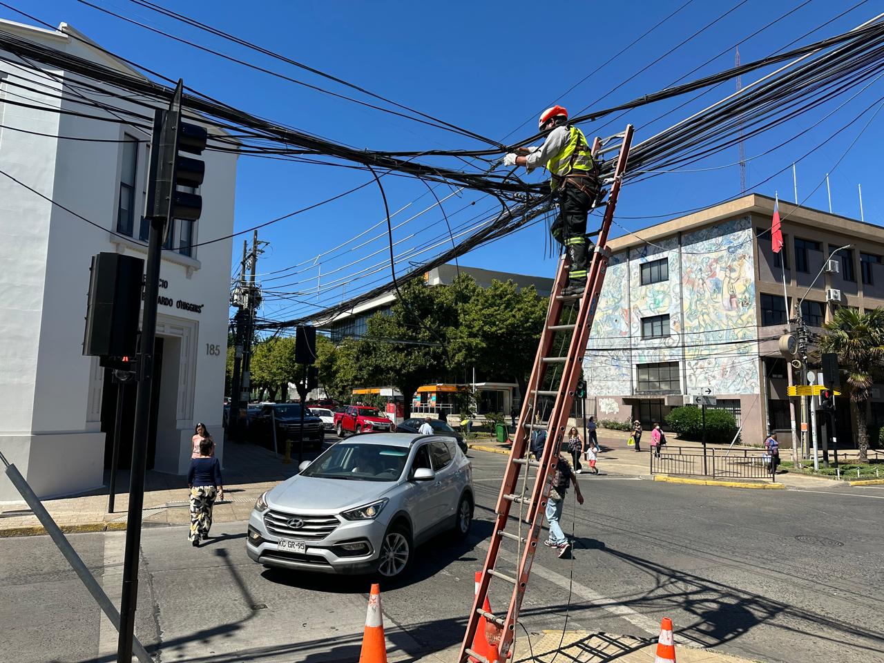 Empresas de telecomunicaciones ya retiraron 15 kilómetros de cables en desuso en Los Ángeles