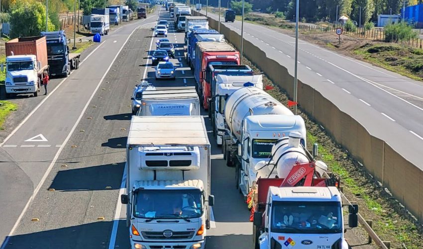 Camioneros Centro Sur analizan impacto de nueva alza de combustibles