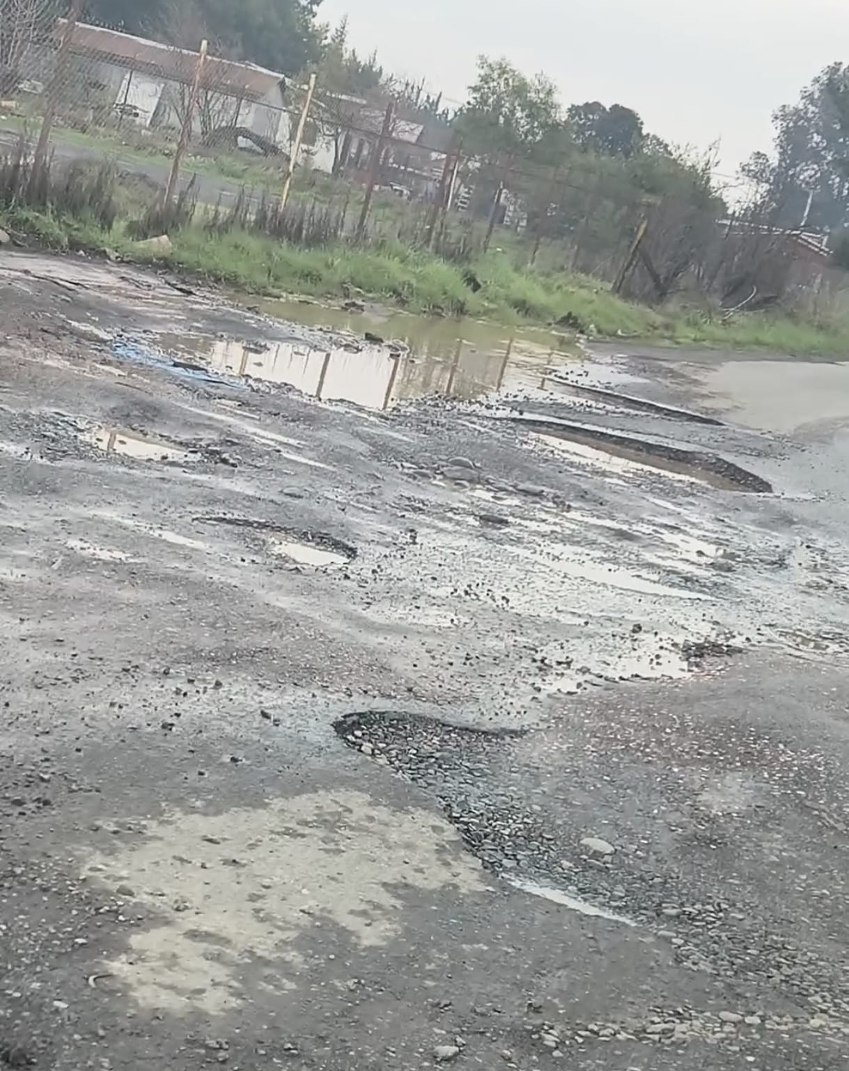 Vecinos de Tres Vientos denuncian abandono: exigen solución urgente a los graves daños viales