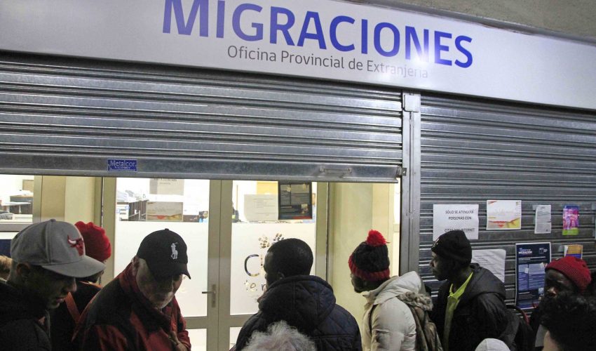 Proyecto busca priorizar beneficios fiscales para chilenos sobre migrantes irregulares