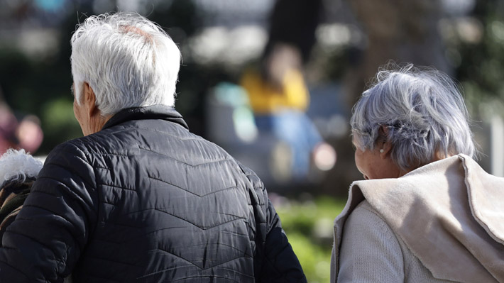 Casi un tercio de los adultos mayores sufre riesgo de desnutrición en Chile y la mitad perdió varios de sus dientes  