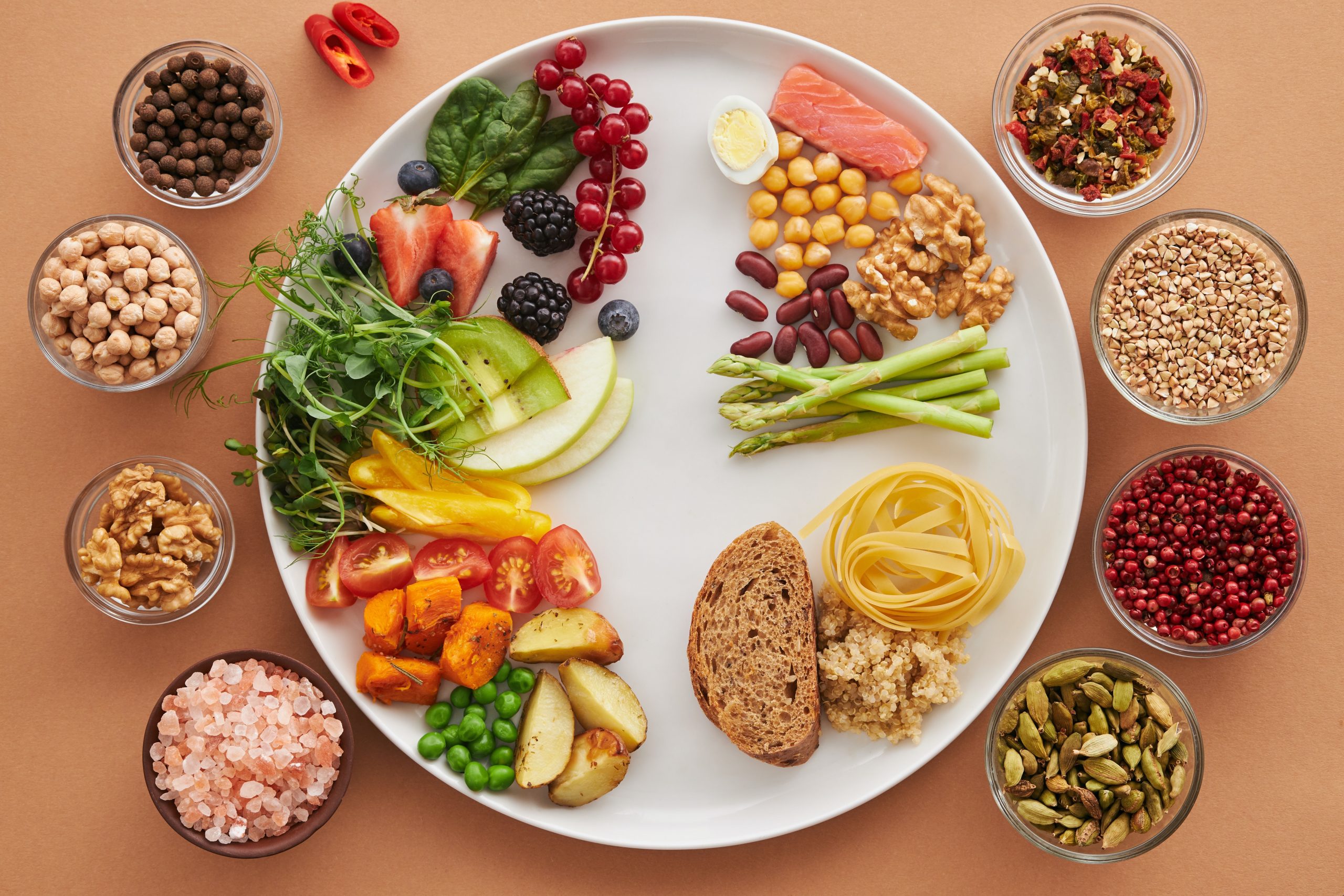 La Generación Z está cambiando lo que comemos: menos comida rápida, más proteína y TikTok como nuevo buscador gastronómico