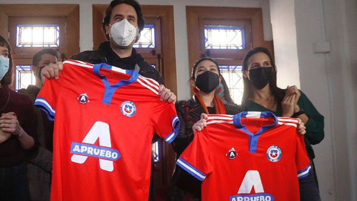 Selección chilena de fútbol "condena y repudia" uso de camiseta en campaña por el Apruebo  