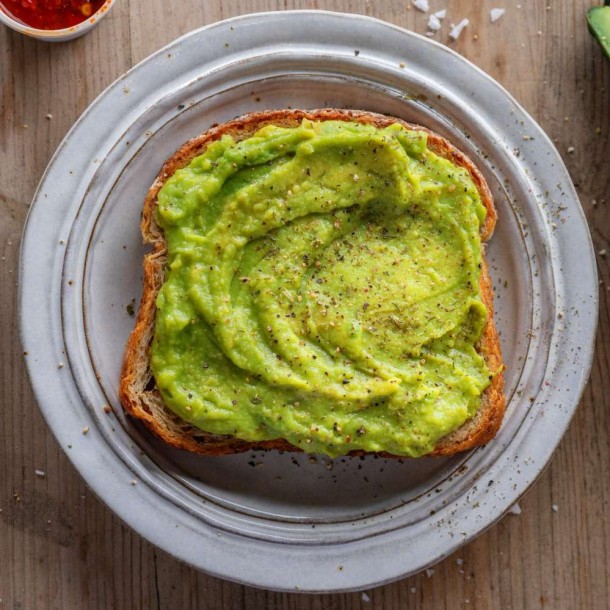 La palta protege el corazón, pero hay 5 grupos que deben moderarla o evitarla: lo que advierte la ciencia médica