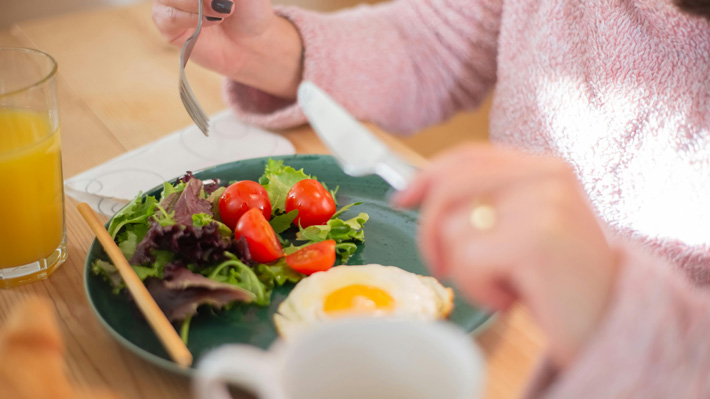 Estudio: 64% de los chilenos considera que su alimentación es regular o mala y solo un 63% toma desayuno  