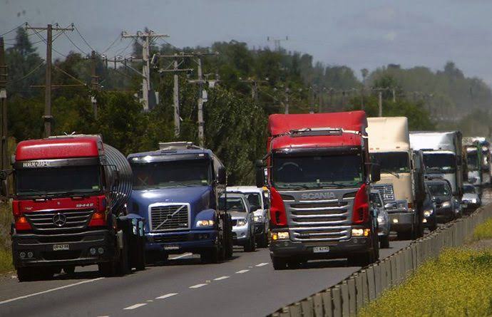 Camioneros descartan paro tras alza del diésel mientras Fenabus se declara en "estado de alerta"