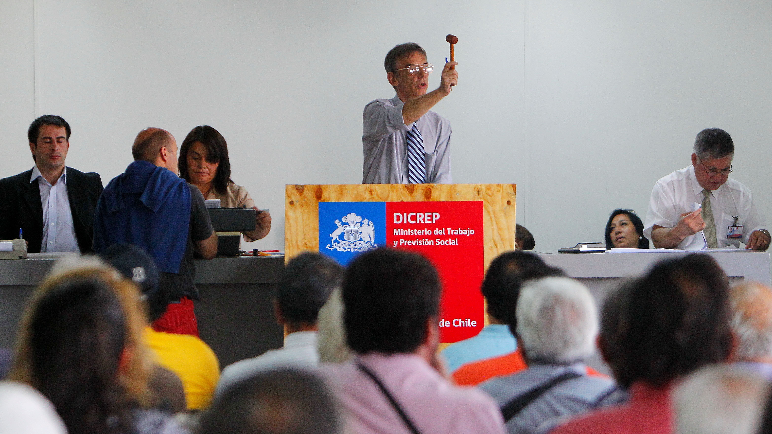 Gobierno remueve al director de la "Tía Rica" tras informe de Contraloría  