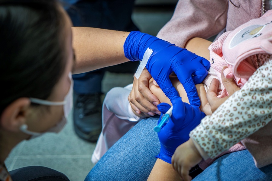 Inmunización contra Virus Sincicial en recién nacidos en Biobío llega al 98%, pero buscan fortalecer cobertura el lactantes