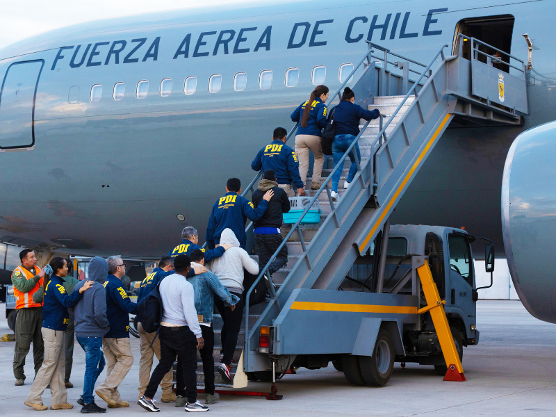 El 70% de las expulsiones de migrantes bajo el gobierno de Kast han sido forzadas; el 30% restante, salidas voluntarias con orden pendiente