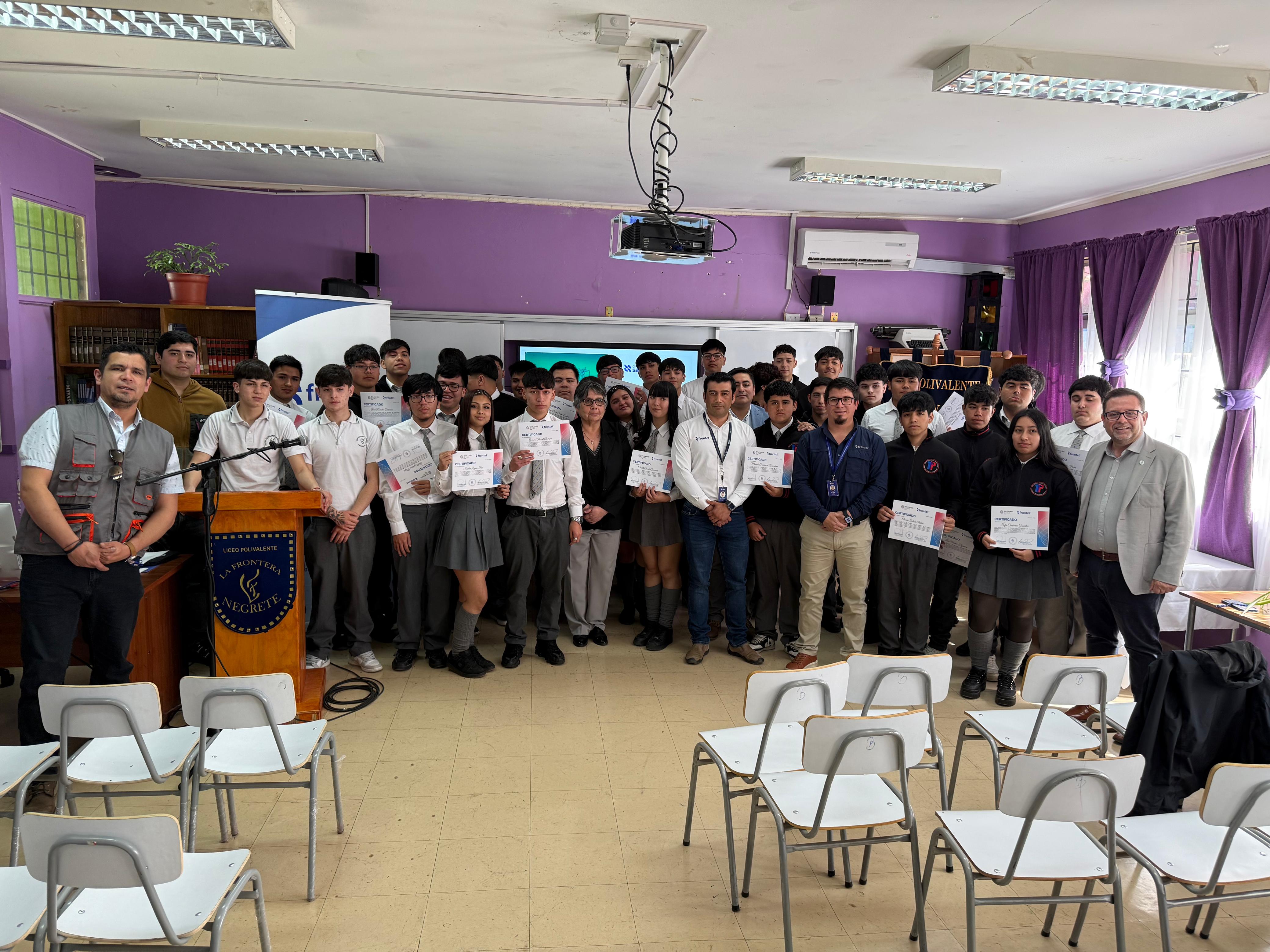 Jóvenes de liceo Polivalente de Negrete finalizan con éxito programa de formación eléctrica de Frontel