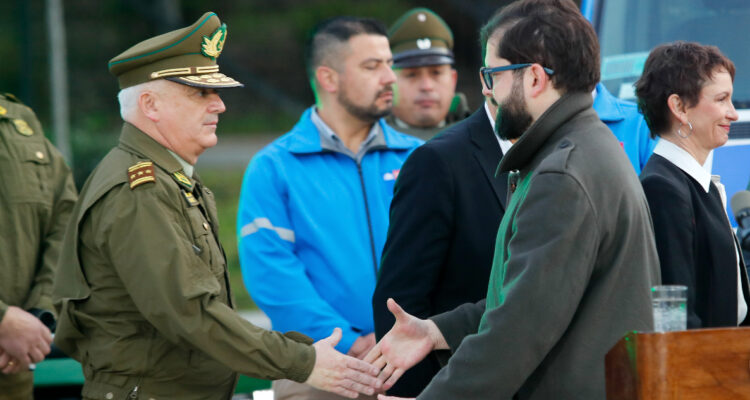 Boric es nombrado "Alguacíl Mayor" de Carabineros de Chile